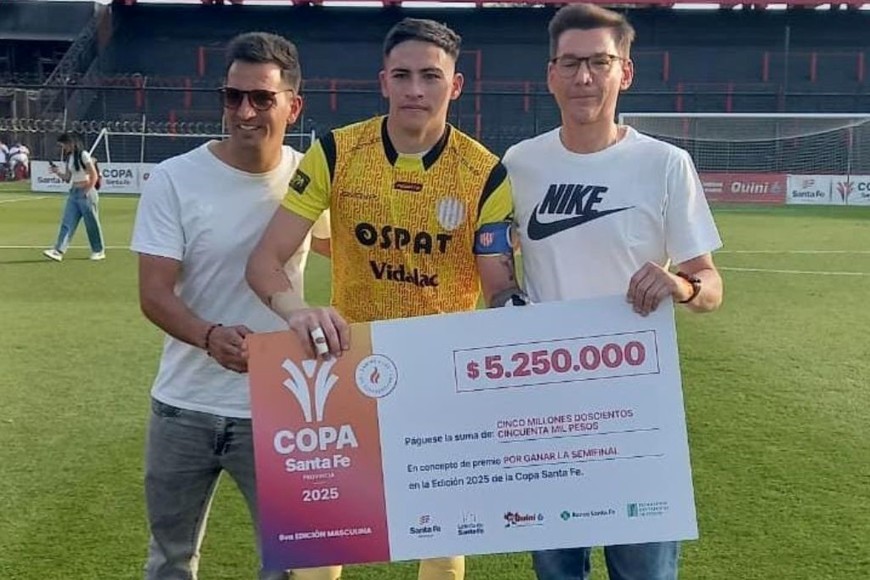 Daniel Di Lena entregó el premio económico a Lucas Meuli tras la victoria de Unión sobre Colón en la Copa Santa Fe.