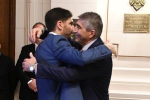 El ministro de Gobierno Fabián Bastia y una coincidencia notable con la fecha de su cumpleaños. Tras el acto de jura de la Constitución reformada, en el hall de la Legislatura lo celebró con el gobernador y también convencional Maximiliano Pullaro. Foto: Manuel Fabatia