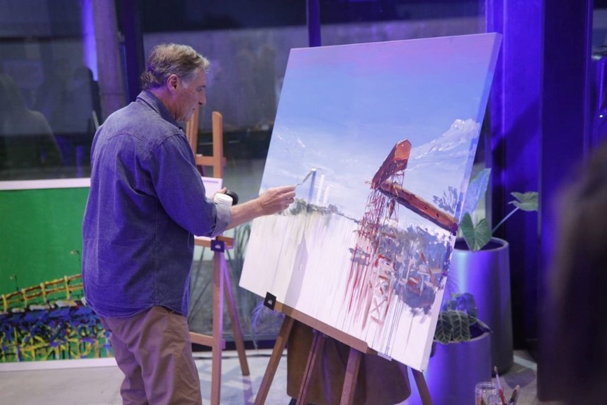 El artista Gustavo Pueyo pintó en vivo una obra inspirada en el puerto y el río. Foto: Matias Pintos
