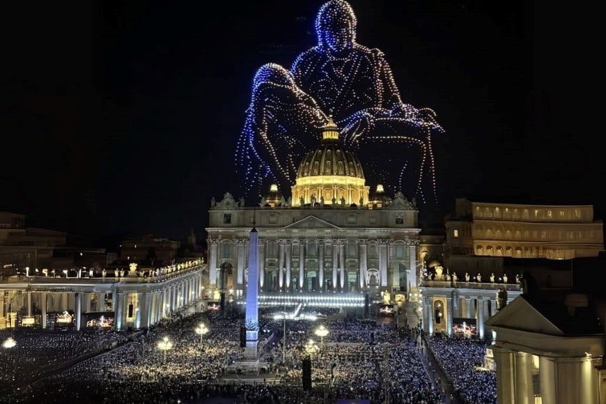 Un emotivo concierto mundial en el Vaticano unió música, fe y arte en memoria del Papa Francisco.