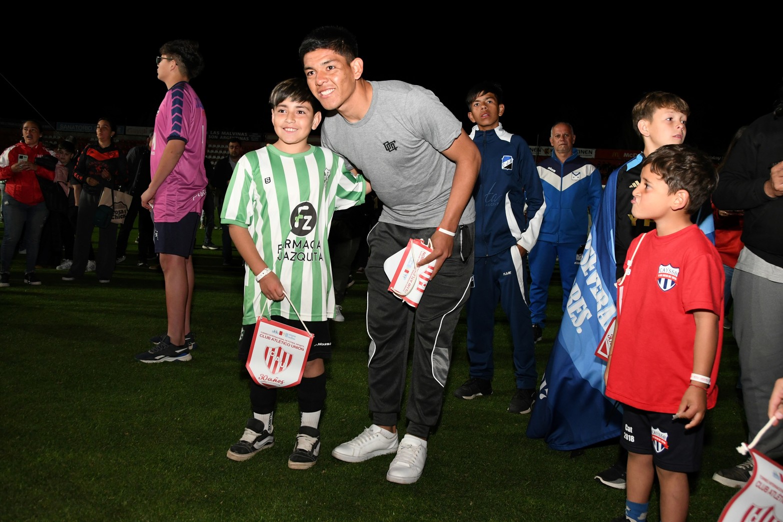Unión Torneo Internacional de Fútbol Infantil Diego Barisone . Las delegaciones pasaron por el 15 de abril