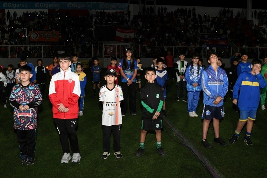 Los pibes y pibas que dieron un show espectacular en el torneo. Foto: Manuel Fabatía