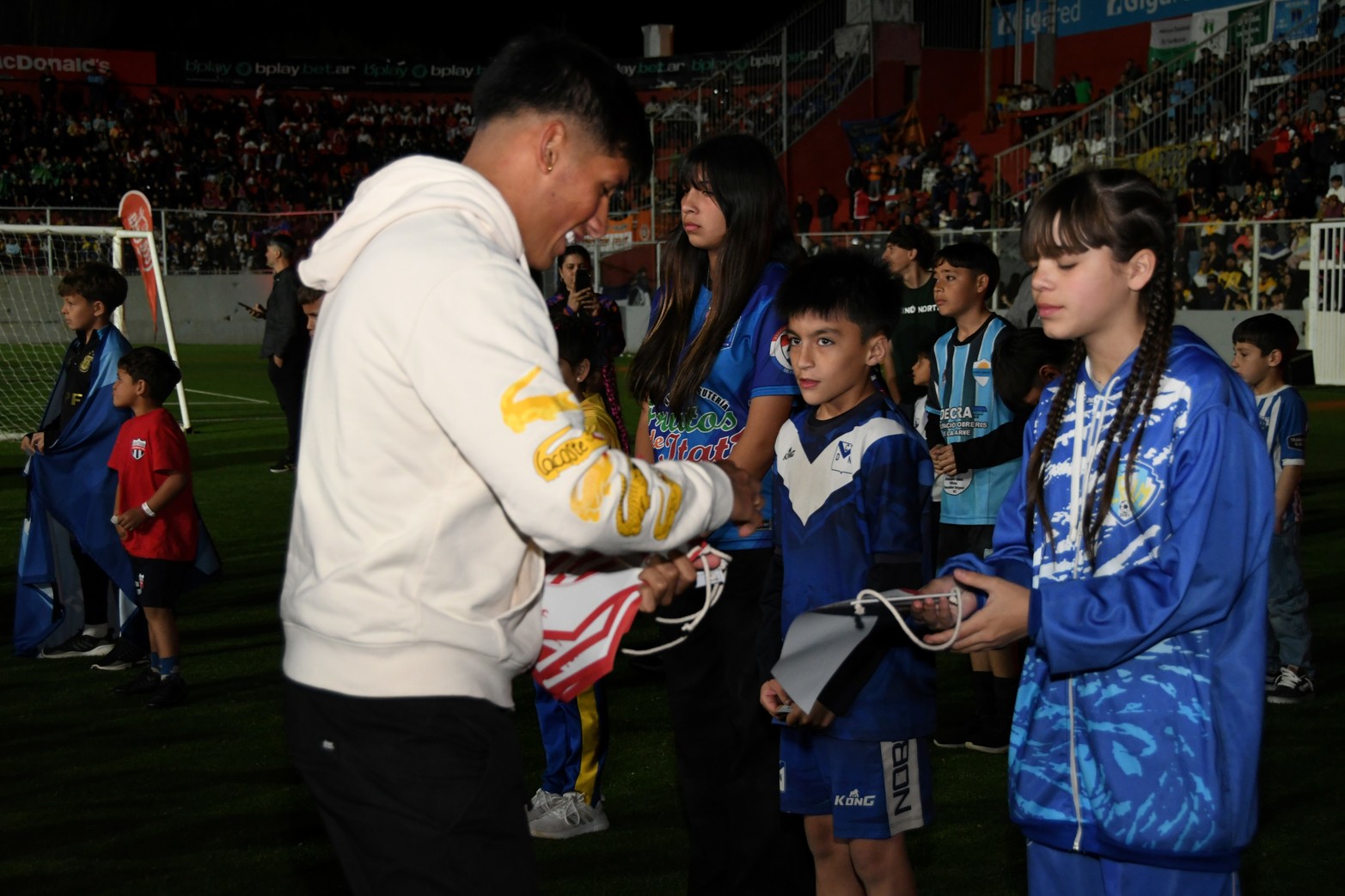 Unión Torneo Internacional de Fútbol Infantil Diego Barisone . Las delegaciones pasaron por el 15 de abril
