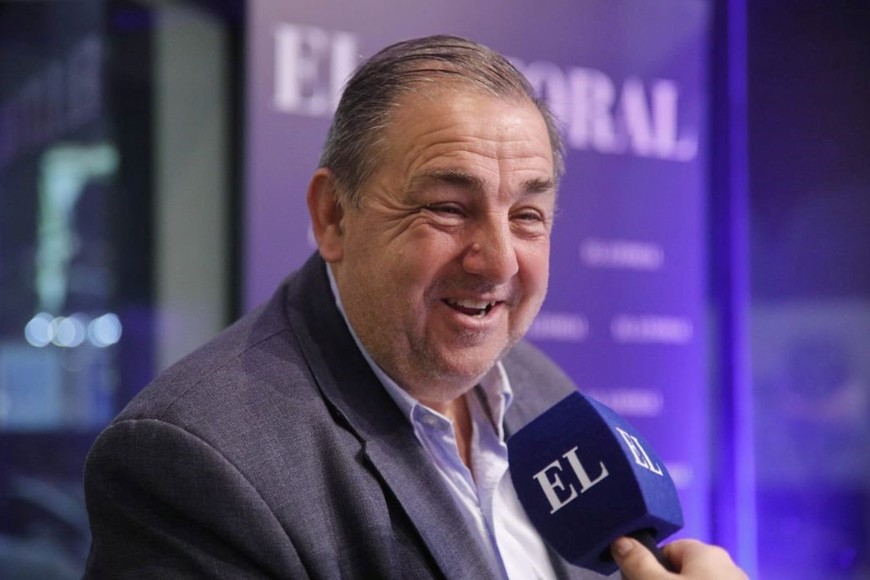 El intendente Juan Pablo Poletti recorrió la muestra junto a autoridades del diario. Foto: Matías Pintos