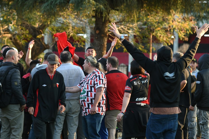 Colón no toca fondo: hinchas reclamaron que "den la cara" en el predio y la sede