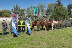 El director general de “Los Pumas”, Adrián Roland, se dirigió a los presentes “valorando y recordando a esos primeros guardias rurales, que fueron sin dudas nuestros cimientos como institución, fueron ellos quienes marcaron el camino que hoy continuamos con la convicción y el compromiso para con la seguridad de toda la ruralidad de nuestra provincia”.