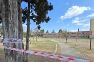 El espacio verde se encuentra en la esquina de  Azopardo y Kant de la localidad cordobesa.