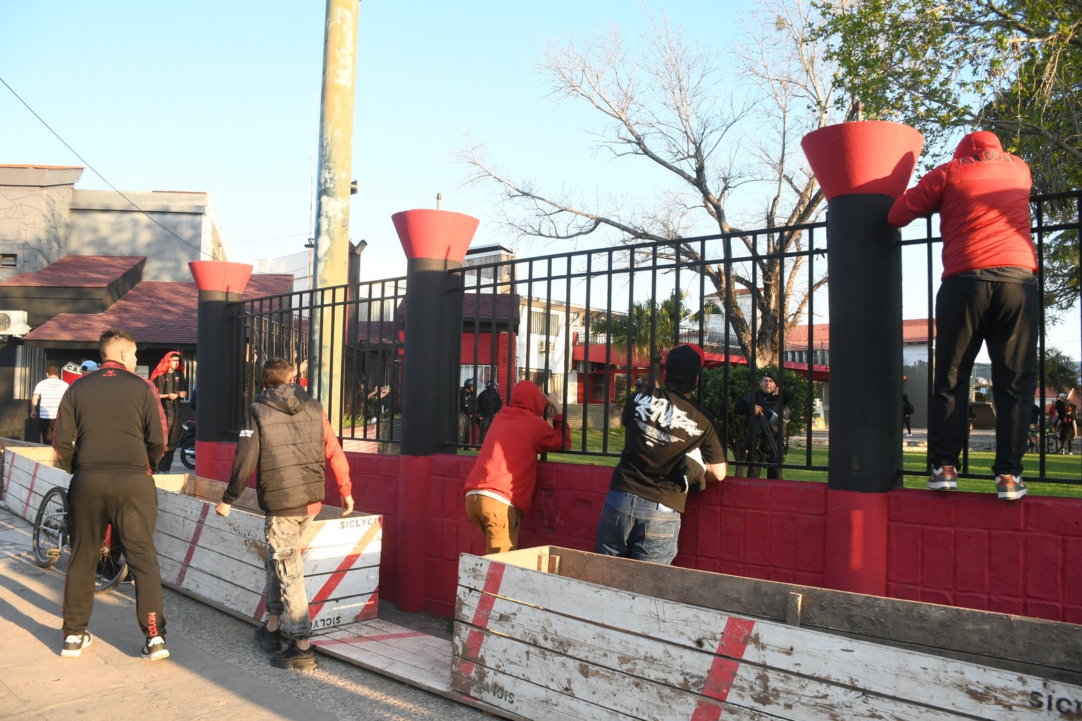Colón no toca fondo: hinchas reclamaron que "den la cara" en el predio y la sede