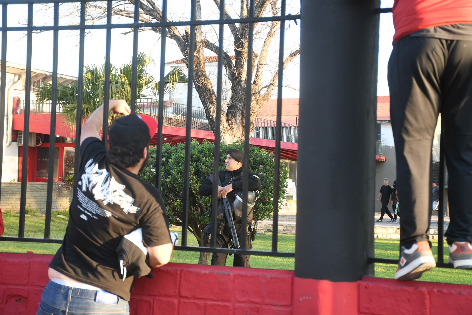 Colón no toca fondo: hinchas reclamaron que "den la cara" en el predio y la sede