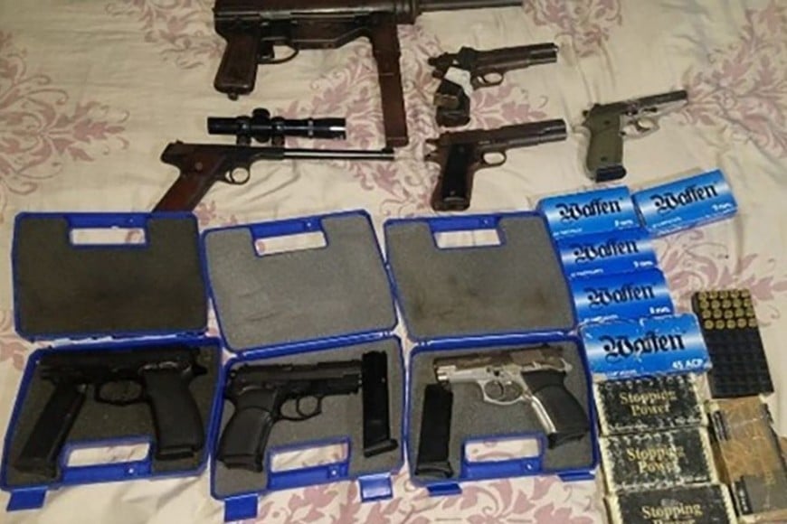 Armas y municiones secuestradas en los allanamientos ordenados por la fiscalía.