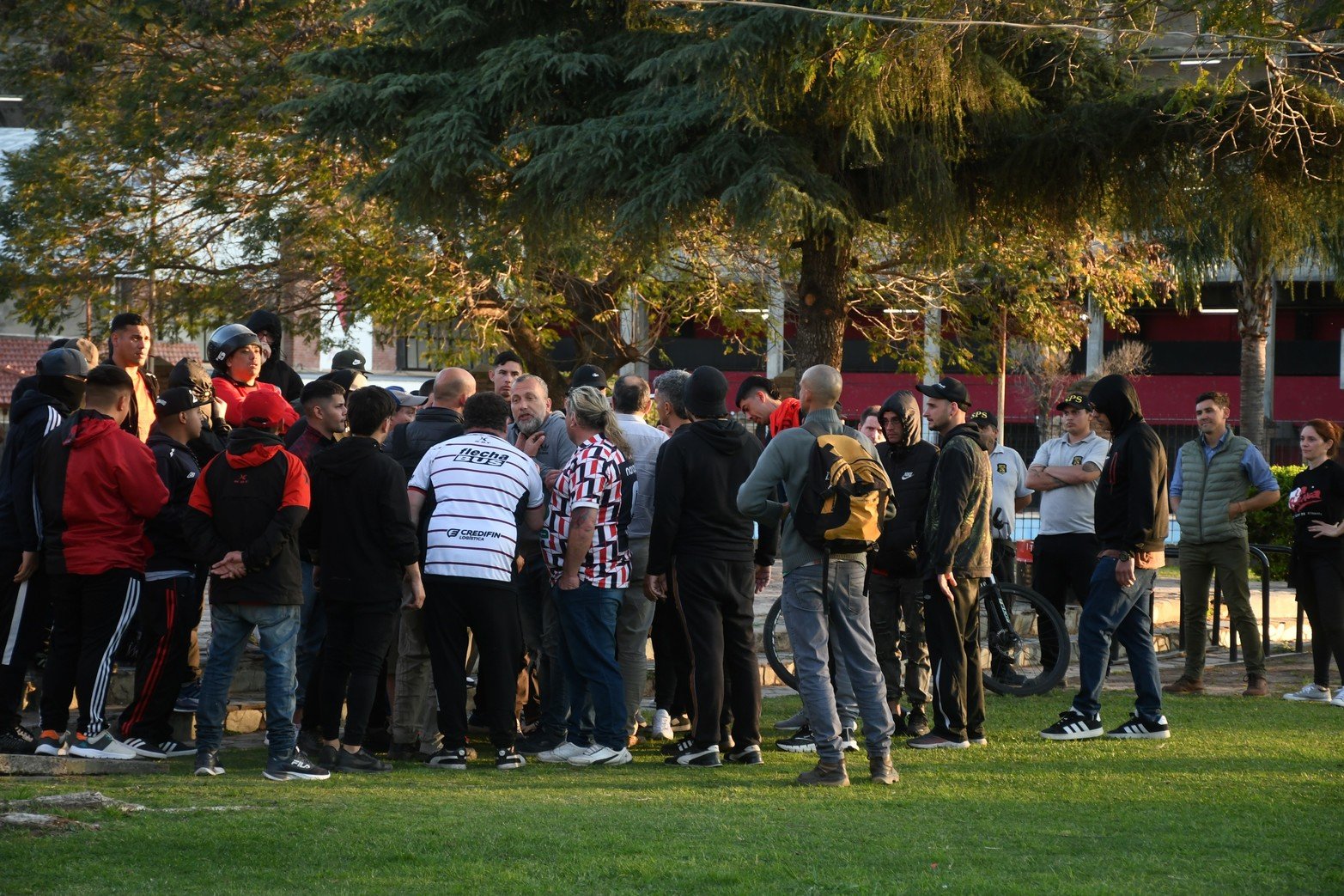 Colón no toca fondo: hinchas reclamaron que "den la cara" en el predio y la sede