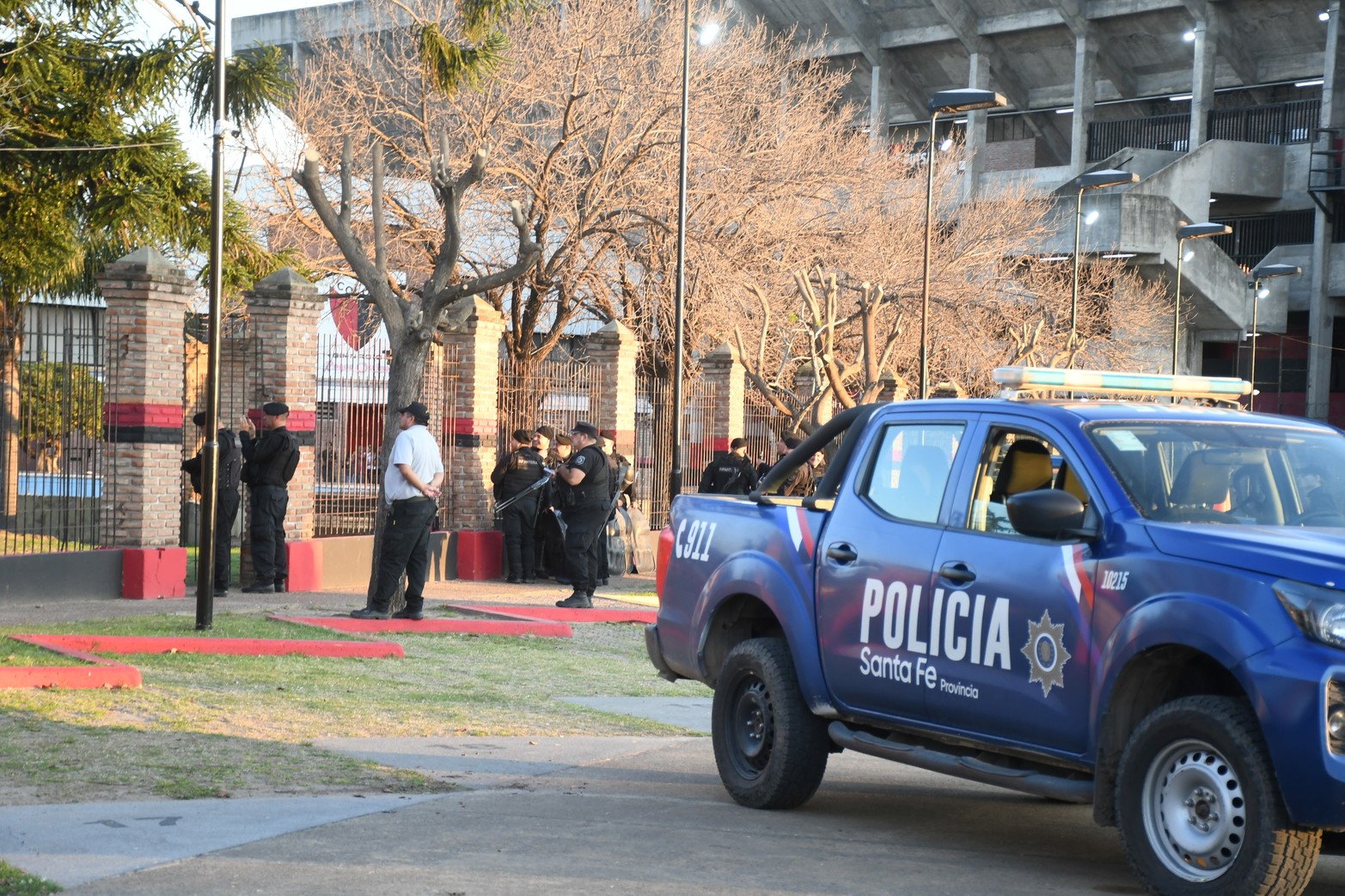 Colón no toca fondo: hinchas reclamaron que "den la cara" en el predio y la sede