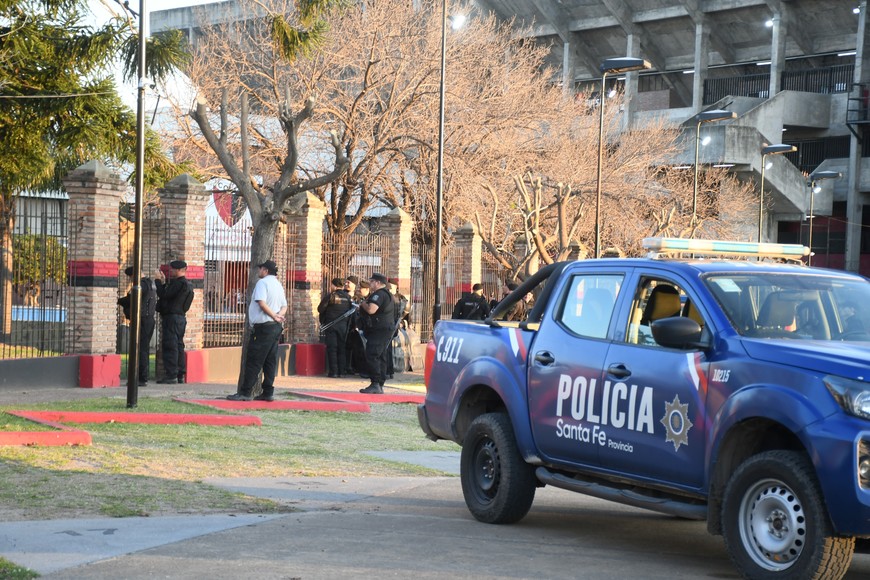 Colón no toca fondo: hinchas reclamaron que "den la cara" en el predio y la sede