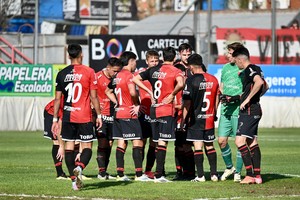 Triste, solitario y final. La postal desoladora de los jugadores de Colón en la cancha de Talleres de Remedios de Escalada, después de perder otro partido más en una temporada olvidable. Foto: Juan Manuel Foglia.