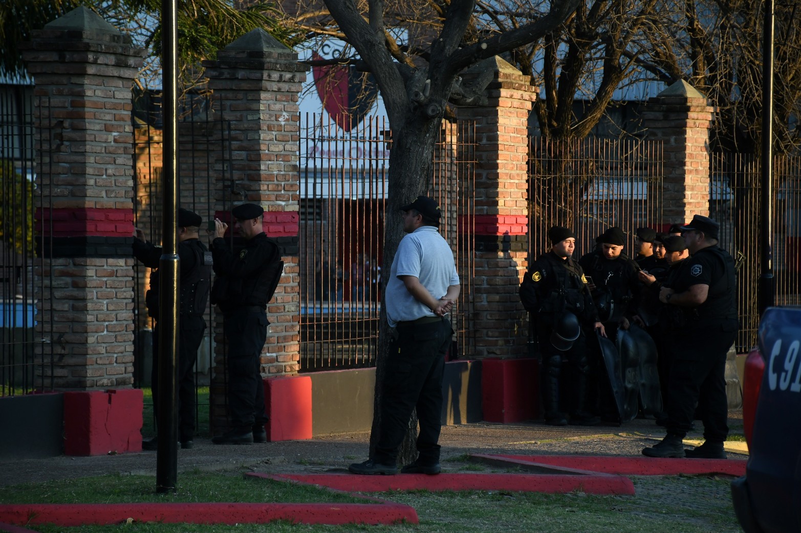 Colón no toca fondo: hinchas reclamaron que "den la cara" en el predio y la sede