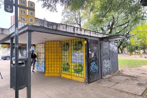 La estructura del kiosco recibió varios impactos de bala.