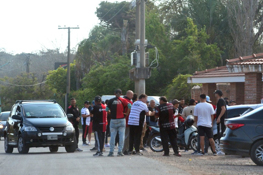 Los simpatizantes se agolparon en el portón de ingreso. Foto: Luis Cetraro.