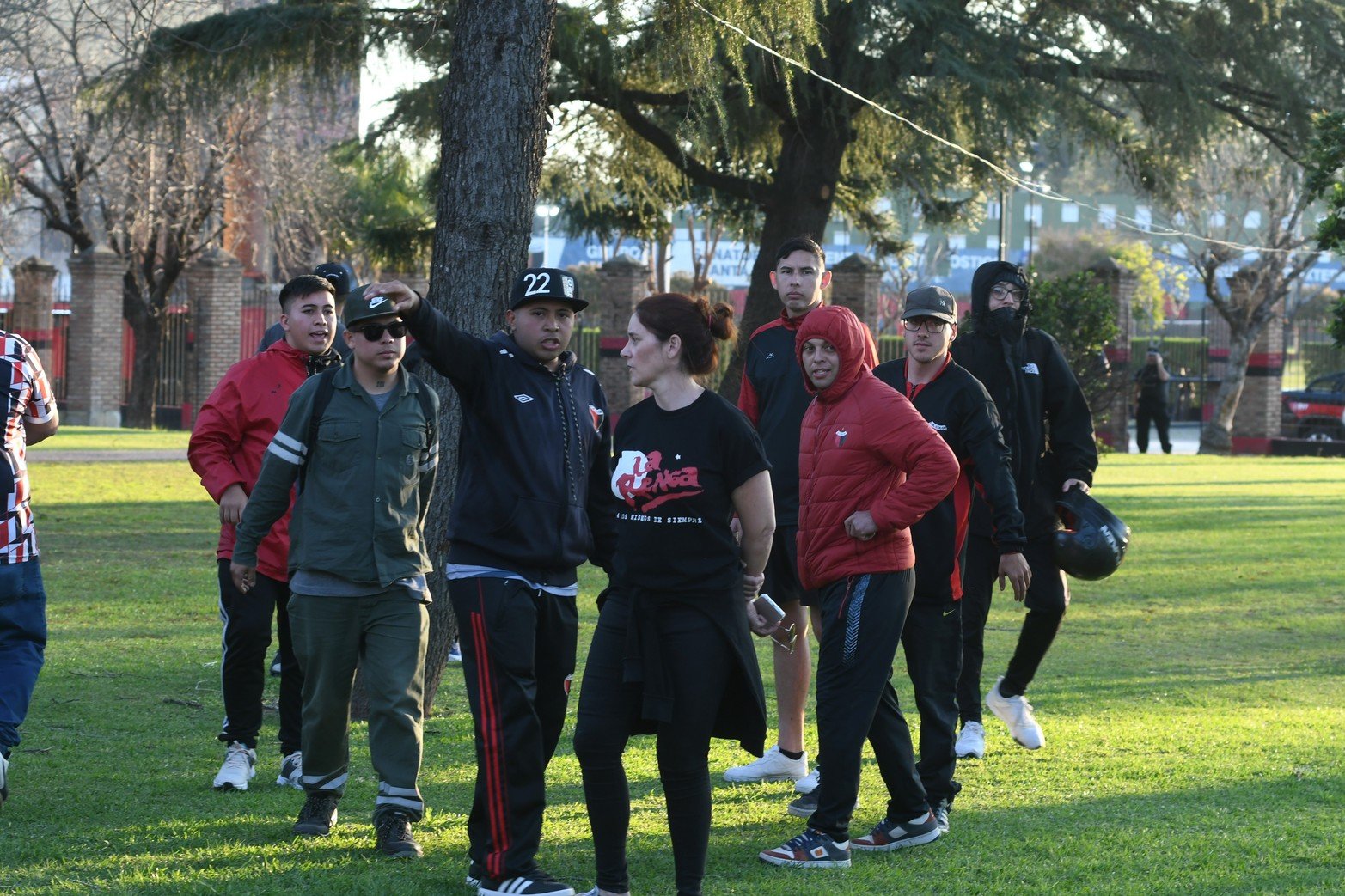 Colón no toca fondo: hinchas reclamaron que "den la cara" en el predio y la sede