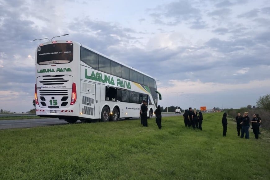 Agentes del Comando Radioeléctrico Central tomando entrevistas en el lugar del hecho.