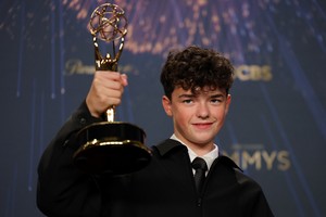 Owen Cooper posando con su premio. REUTERS/Daniel Cole