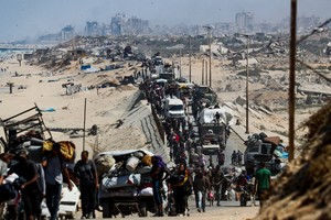 Displaced Palestinians, fleeing northern Gaza due to an Israeli military operation, move southward after Israeli forces ordered residents of Gaza City to evacuate to the south, in the central Gaza Strip September 15, 2025. REUTERS/Mahmoud Issa