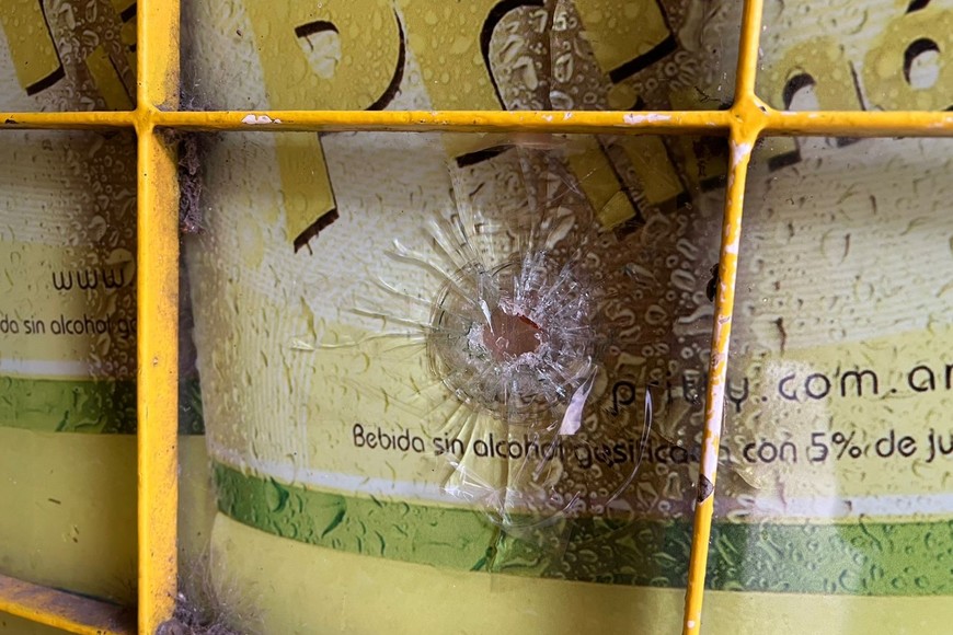 El detalle de uno de los orificios provocados por el impacto de uno de los proyectiles.