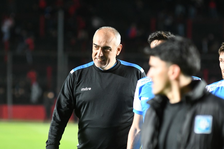 Un entrenador "Grandote". Enorme campaña de Iván Raúl Delfino con el "León" del Imperio en Río Cuarto: lo puso al equipo en la punta de su zona y va por todo en las tres fechas finales que quedan: Chaco For Ever, Almirante Brown y Central Norte. Foto: Manuel Fabatía
