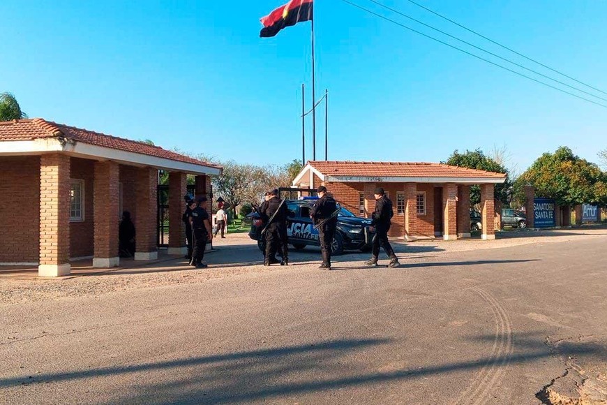 La policía acudió ante los desmanes en el predio.
