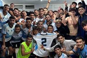 Ciclón Racing, ganó y lo festejó. El equipo de Carlos García sumó tres puntos vitales en su camino de recuperación. Crédito: Gentileza Marcos Fernández.