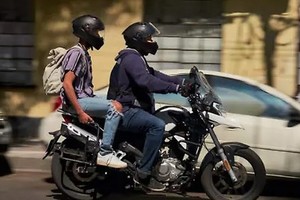 La preferencia por las motos no solo representa una competencia asimétrica, sino también un desplazamiento hacia servicios irregulares, de altísimo riesgo y muchas veces invisibles al control público. Archivo El Litoral