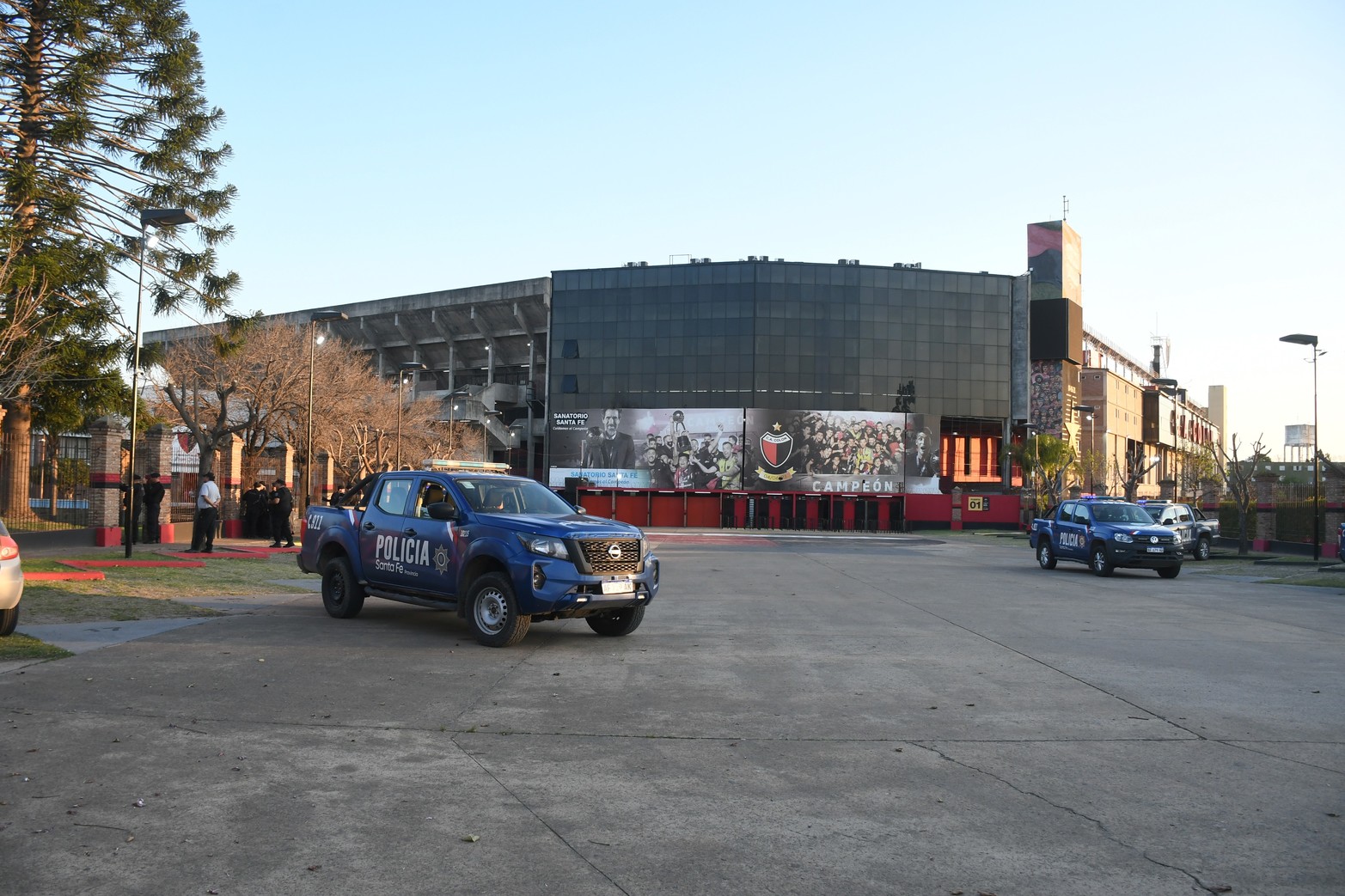 Colón no toca fondo: hinchas reclamaron que "den la cara" en el predio y la sede