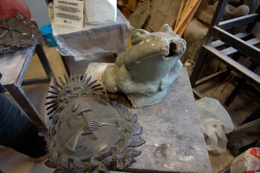 Escudos históricos y otros elementos son parte de la restauración encarada por Gómez. Foto: Fernando Nicola