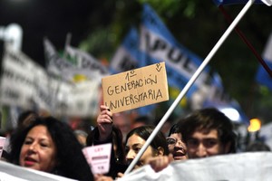 La comunidad universitaria sale a la calle en reclamo de financiamiento. Foto: Manuel Fabatía