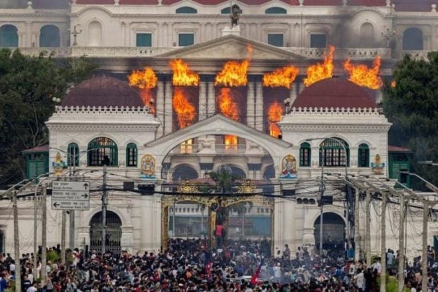 Singha Durbar (Palacio del León), Katmandú, sede oficial del gobierno de Nepal. El 9 de septiembre de 2025 los manifestantes incendiaron oficinas gubernamentales, edificios adyacentes y ambulancias, mientras el ejército nepalés se desplegaba bajo el toque de queda.  Gentileza