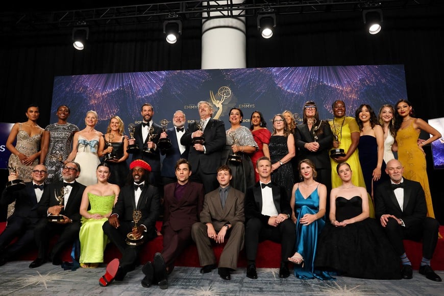 Noah Wyle, Best Actor in a Drama Series, Katherine LaNasa, Best Supporting Actress in a Drama Series, and team of "The Pitt", which won Best Drama Series, pose at the 77th Primetime Emmy Awards in Los Angeles, California, U.S., September 14, 2025. REUTERS/Daniel Cole
