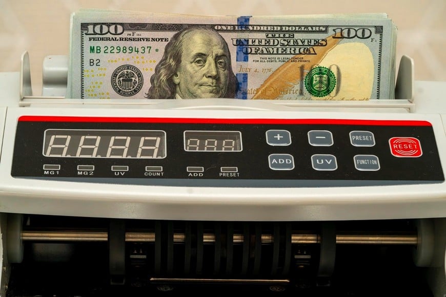 El dólar blue bajó $5 y cerró con spread de $20.