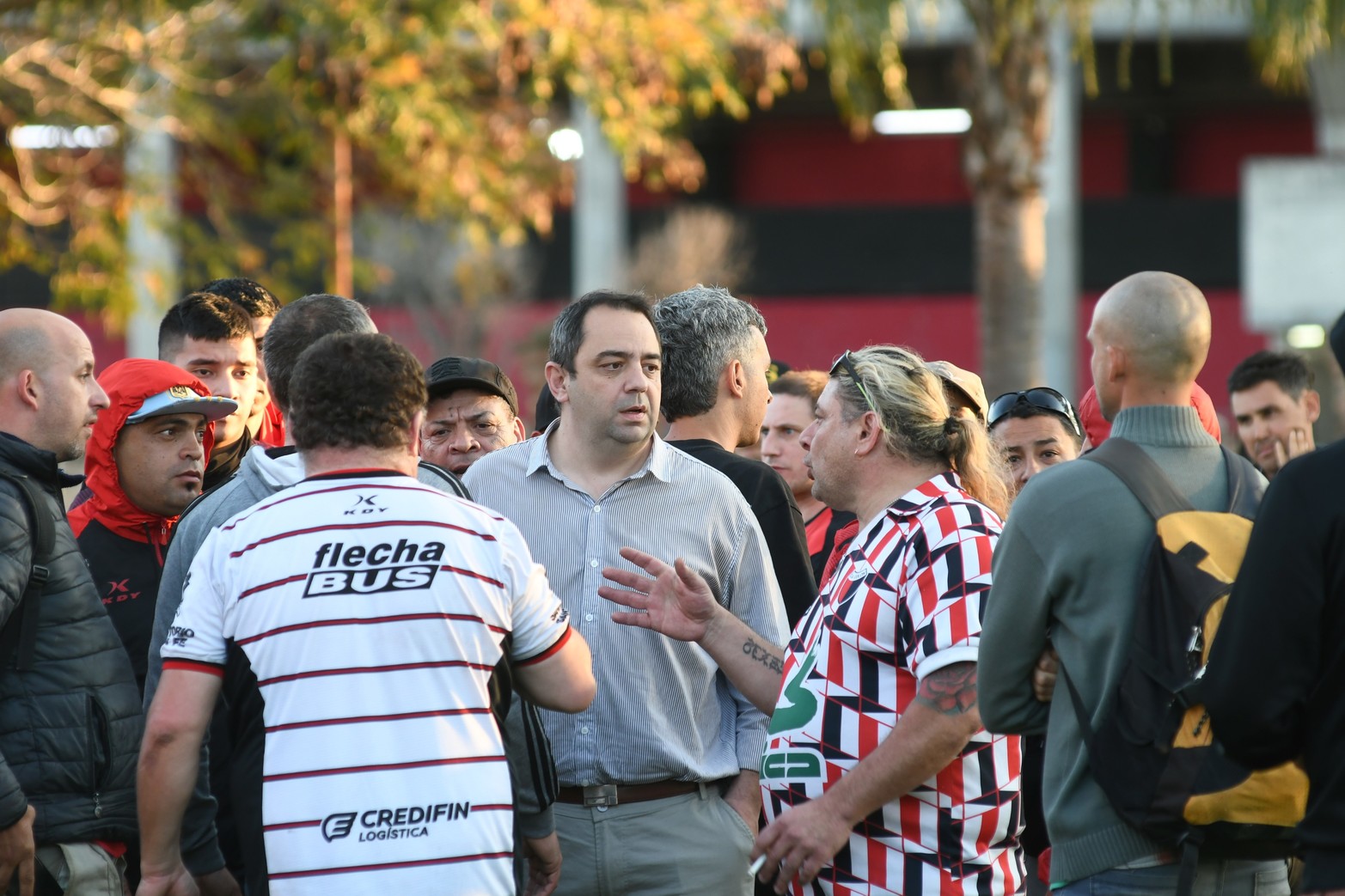 Colón no toca fondo: hinchas reclamaron que "den la cara" en el predio y la sede
