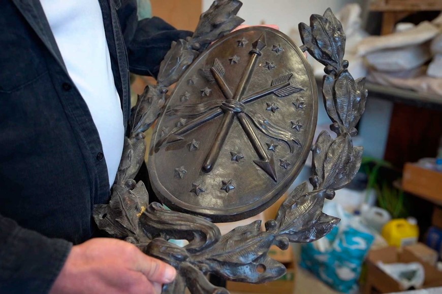 Algunas esculturas de bronce corrían riesgo de desaparecer, por eso las rescató. Foto: Fernando Nicola