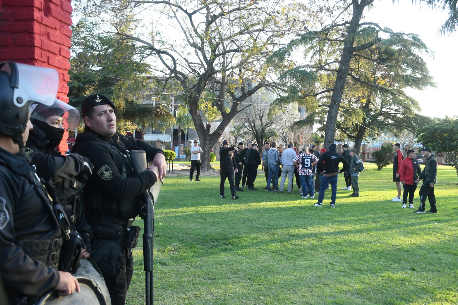 Colón no toca fondo: hinchas reclamaron que "den la cara" en el predio y la sede