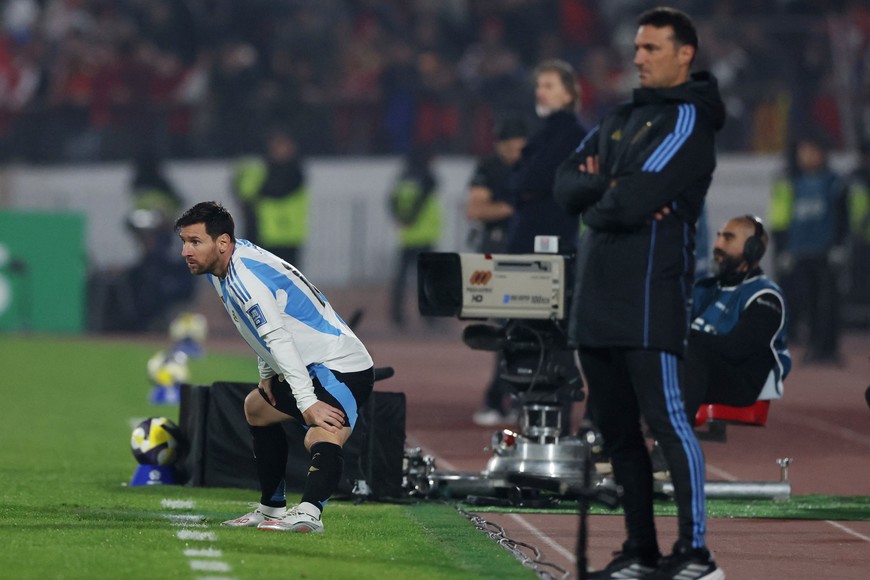 Soccer Football - World Cup - South American Qualifiers - Chile v Argentina - Estadio Nacional Julio Martinez Pradanos, Santiago, Chile - June 5, 2025
Argentina's Lionel Messi and coach Lionel Scaloni during the match REUTERS/Pablo Sanhueza