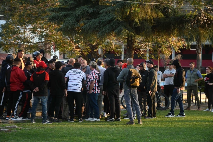 Dirigentes sabaleros finalmente recibieron a los hinchas. Foto: Manuel Fabatía