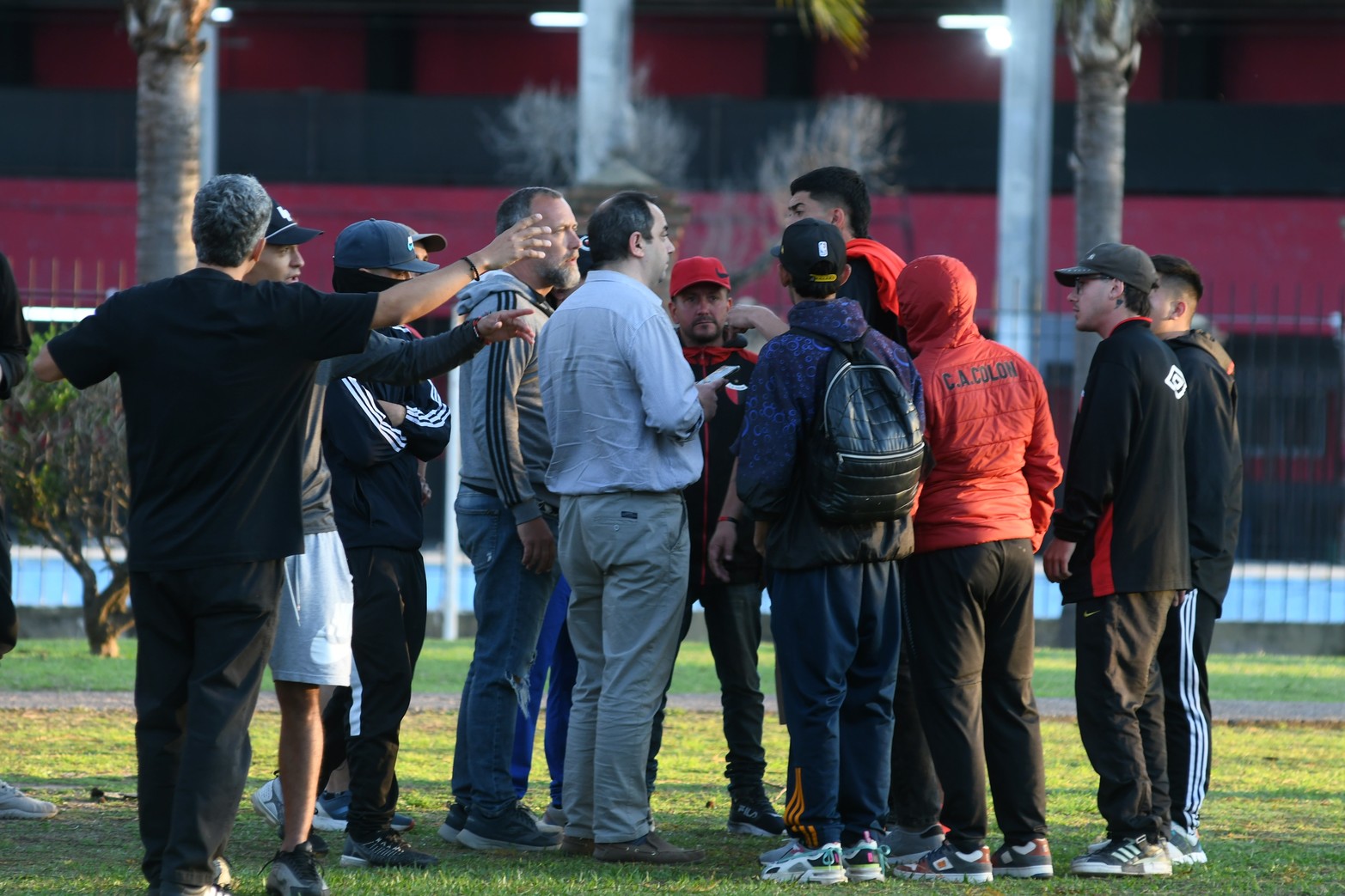 Colón no toca fondo: hinchas reclamaron que "den la cara" en el predio y la sede