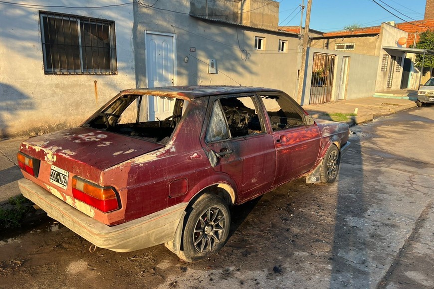 El Volkswagen Senda quedó totalmente destruido tras el incendio en barrio Alfonso.