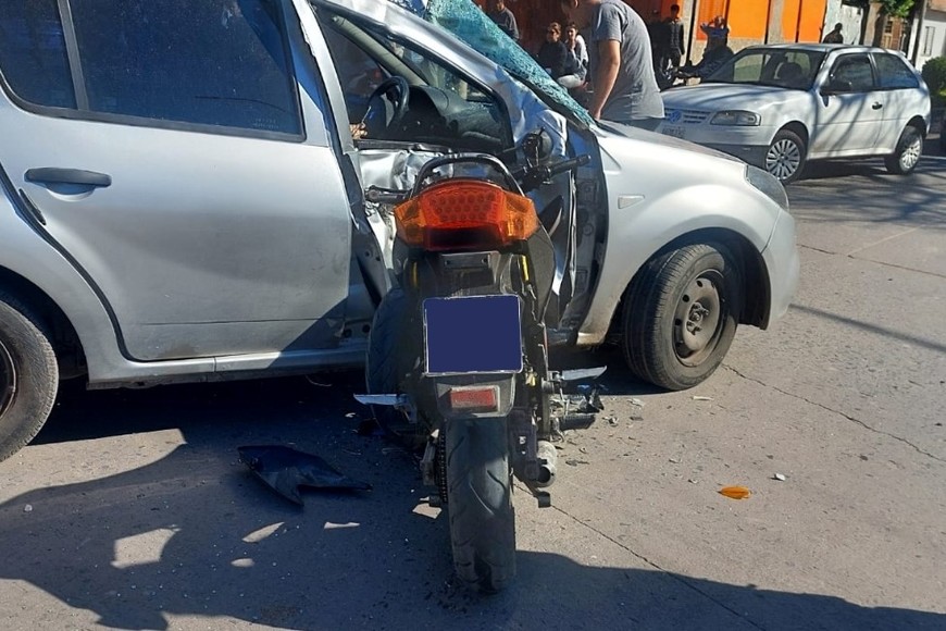 El lugar del accidente en Gorriti y Bernardo de Irigoyen, donde se produjo la colisión entre un auto y una moto.