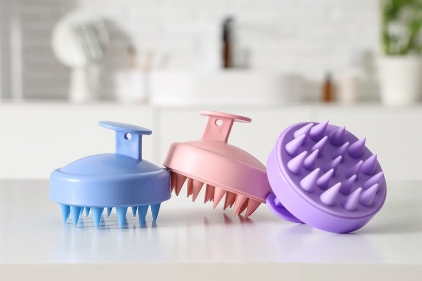 Cepillado cuidadoso después del masaje para desenredar y distribuir aceites.