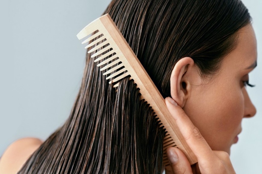 Ejercicios de presión suave en puntos estratégicos de la cabeza durante la rutina.