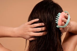 Aplicando movimientos circulares en el cuero cabelludo para estimular la circulación.