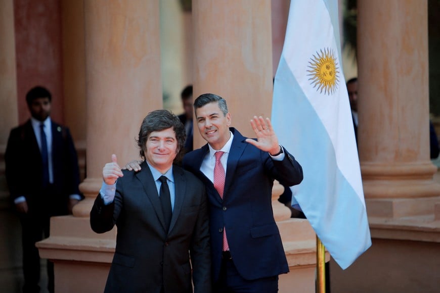 Paraguay's President Santiago Pena and Argentina's President Javier Milei gesture as they meet at the 'Palacio de los Lopez' government palace, in Asuncion, Paraguay September 16, 2025. REUTERS/Cesar Olmedo