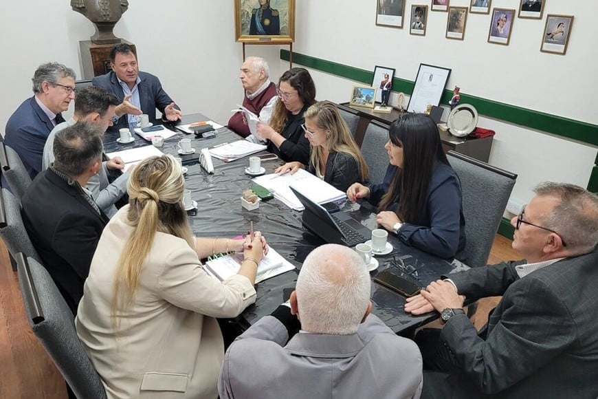 Durante la reunión se analizaron los distintos desafíos que implica el proceso, en sus dimensiones jurídicas, administrativas y tributarias, a partir de la entrada en vigencia de la nueva Constitución provincial, el viernes pasado.