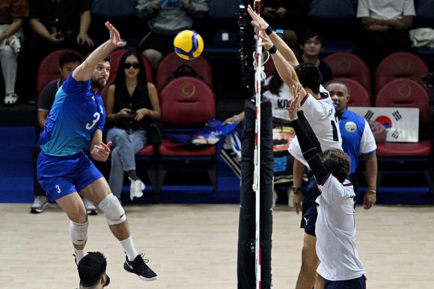 Volleyball - Men's World Championships - Preliminary Round - Group C - Argentina v South Korea - Smart Araneta Coliseum, Quezon City, Philippines - September 16, 2025
Argentina's Jan Martinez in action with South Korea's Youngseok Cha and Donghyeok Im REUTERS/Noel Celis
